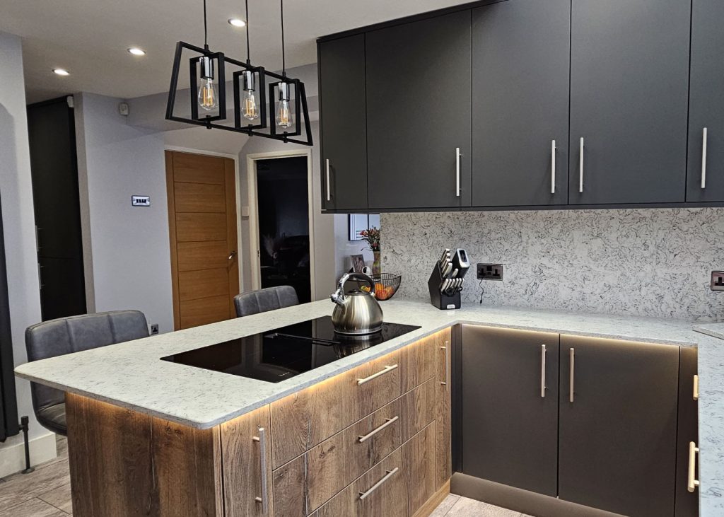 Piatto Sense (Graphite Matte & Pewter Halifax Oak)
